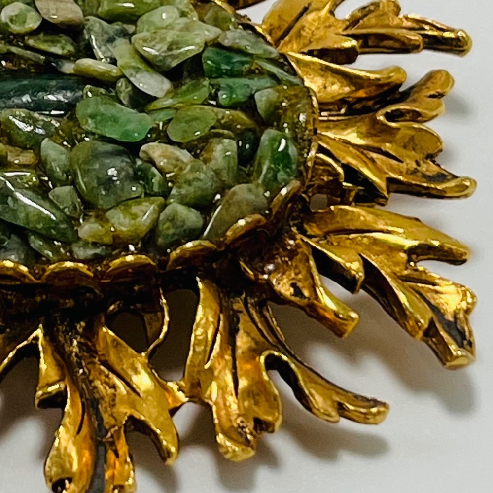 Vintage Classic Jade chip, large flower brooch/pin.  Gold tone - Picture 5 of 7